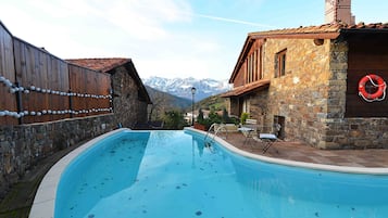 Una piscina al aire libre, una piscina climatizada