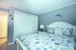 1 bedroom, WiFi, bed sheets - Stylish 1 bedroom condo located downtown in a family-friendly neighborhood only a few streets from the boardwalk and a short stroll to the beach! (Ocean City)