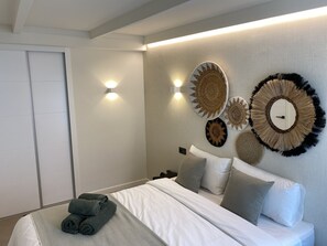 2 bedrooms, desk, iron/ironing board, travel crib