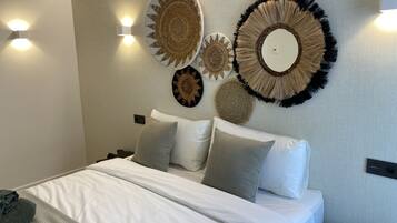 2 slaapkamers, een bureau, een strijkplank/strijkijzer, reisbedje