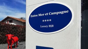 A sign for 'Entre Mer et Campagne' indicating a luxury B&B. - House (Saint Martin de Seignanx)