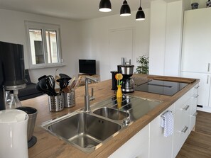 Een koelkast, een oven, een kookplaat, een vaatwasser