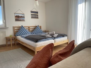 5 bedrooms, desk, iron/ironing board, travel cot - Ferienhaus Bergblick am See (Friedrichshafen)
