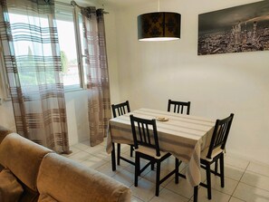 Dining - Large, bright T4 - 6 people - Beaches & center Montpellier (Montpellier)