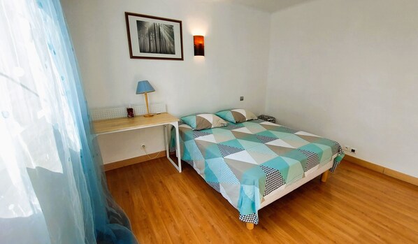 2 bedrooms, desk, iron/ironing board, free WiFi - Large, bright T4 - 6 people - Beaches & center Montpellier (Montpellier)