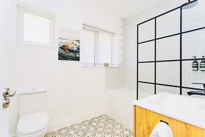 Ensemble douche/baignoire, sèche-cheveux, serviettes fournies, savon