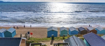 Sea salt Chalet- luxury sleeps 10 + playroom