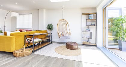 Sea salt Chalet- luxury sleeps 10 + playroom