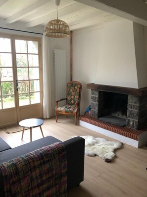Fireplace - 3 Bedroom Agritourism property in Mirepoix (Mirepoix)