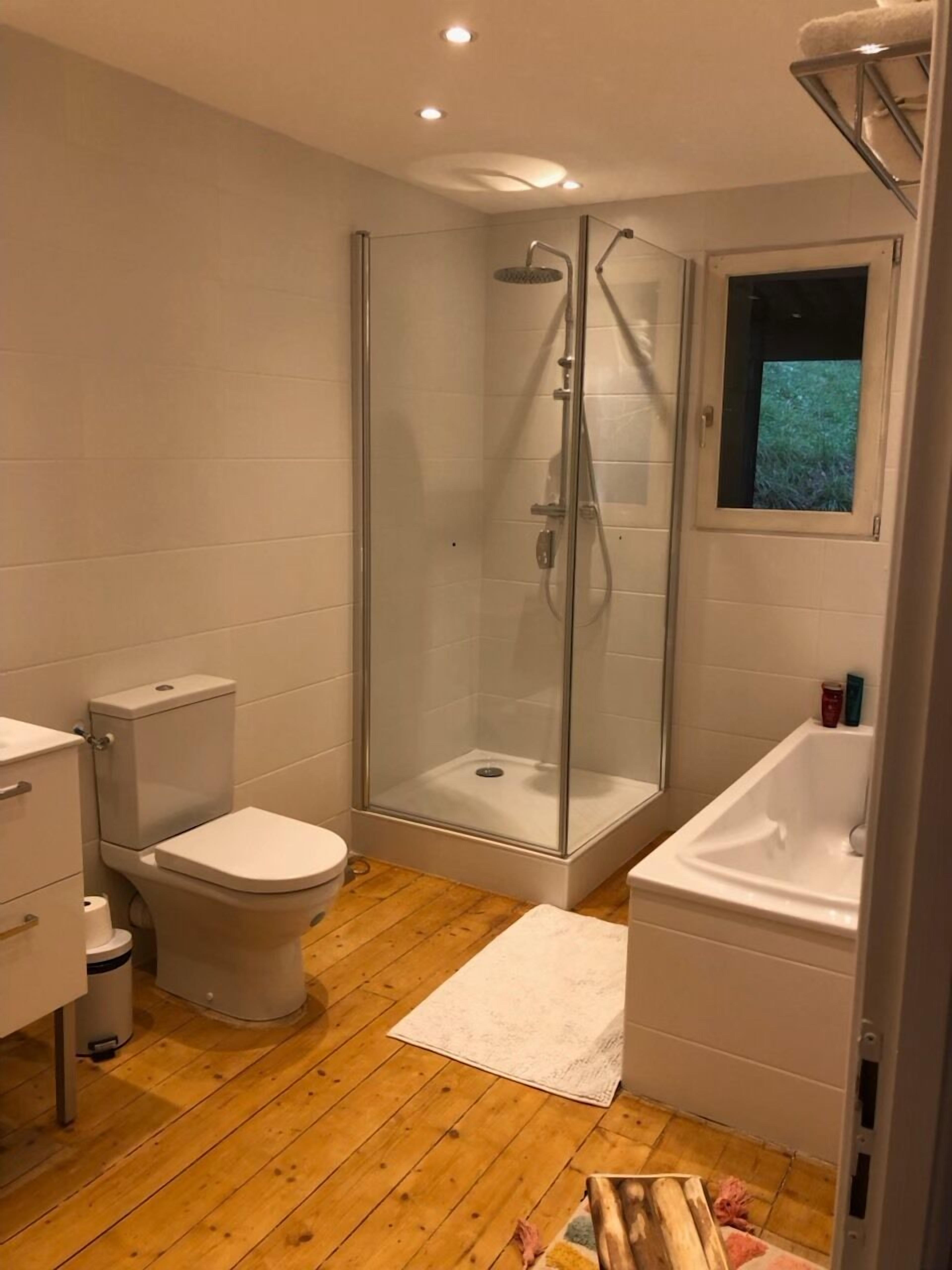 Een douche, handdoeken