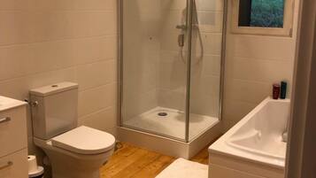 Een douche, handdoeken
