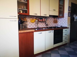 Kühlschrank, Ofen, Herdplatte, Kochgeschirr/Geschirr/Besteck