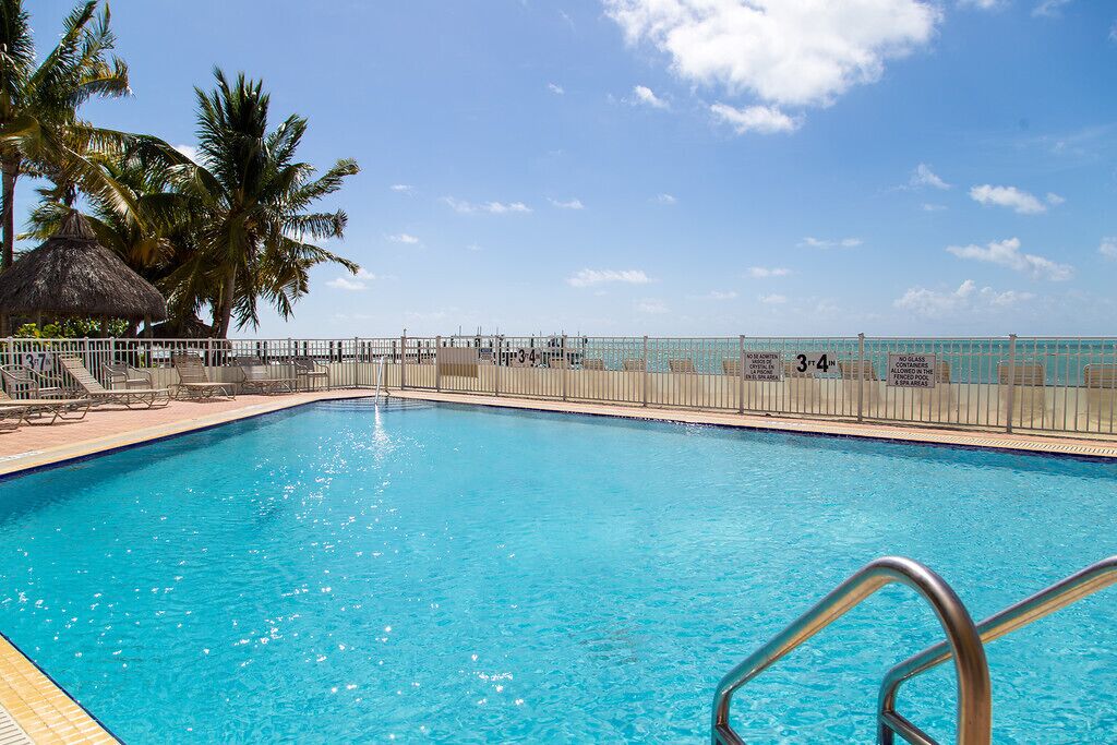 Een buitenzwembad en een verwarmd zwembad