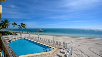 Een buitenzwembad en een verwarmd zwembad