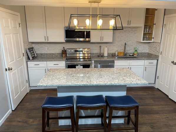 Réfrigérateur, micro-ondes, four, lave-vaisselle