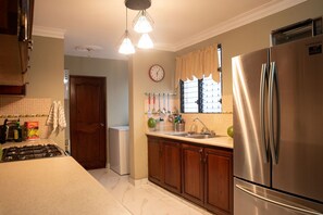 Kjøleskap, mikrobølgeovn, ovn og kokeplater