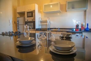 Réfrigérateur, four, plaque de cuisson, bouilloire électrique