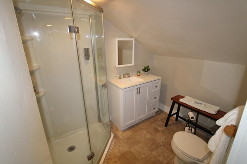 6BR Downtown Duplex Walk to Gore & Main St | Porches, Game Room | Sleeps 12