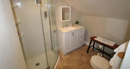 6BR Downtown Duplex Walk to Gore & Main St | Porches, Game Room | Sleeps 12
