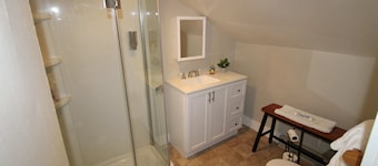 6BR Downtown Duplex Walk to Gore & Main St | Porches, Game Room | Sleeps 12