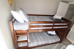 4 bedrooms, iron/ironing board, WiFi