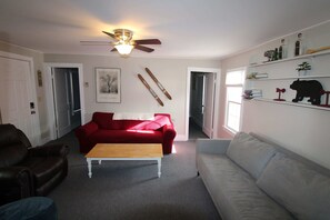 Una televisión, una chimenea