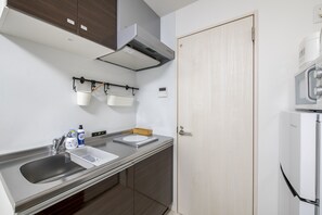 冷蔵庫、電子レンジ、コンロ、電気ポット