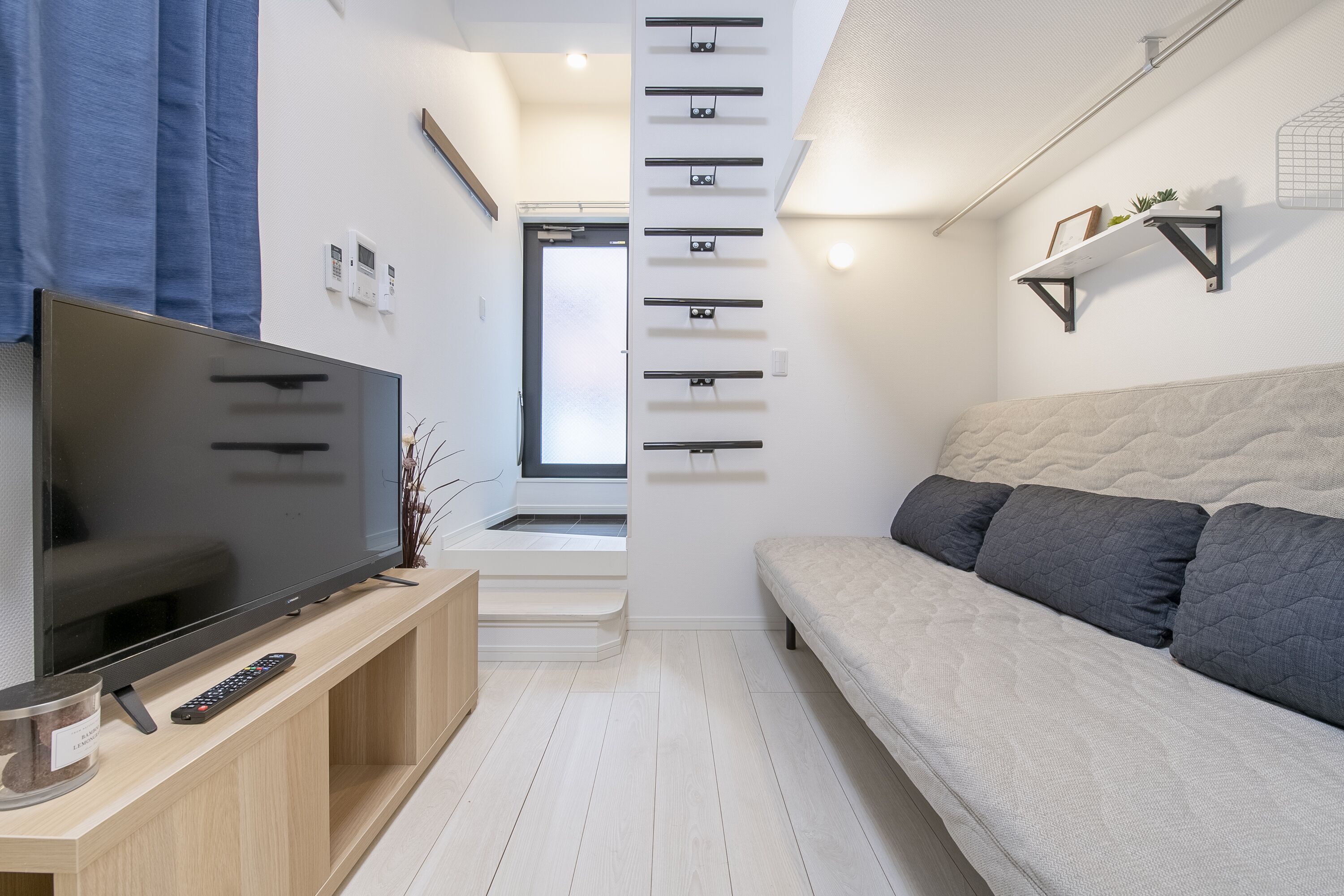 20-cm TV with cable channels