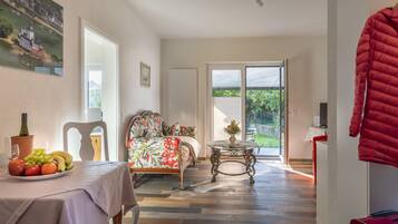 Design Apartment | Living area | 43-inch flat-screen TV with satellite channels, TV