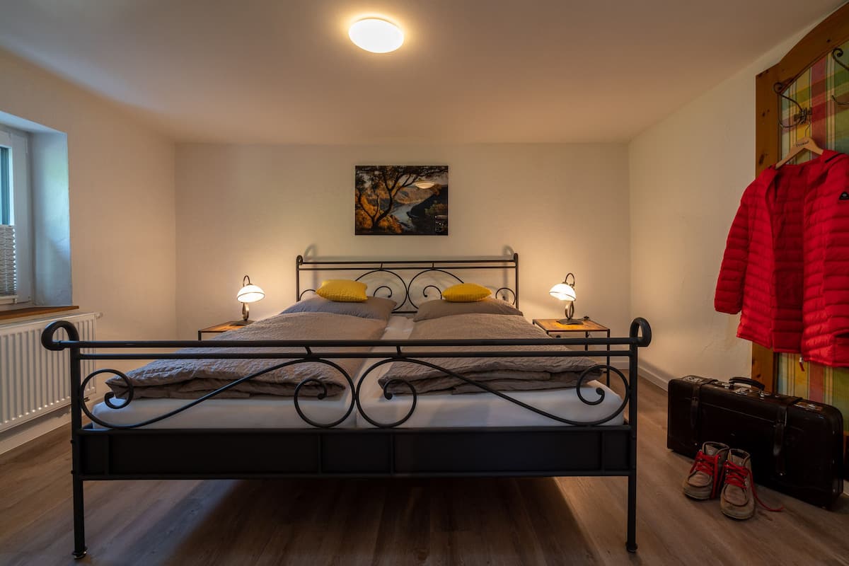 Duplex | Premium bedding, laptop workspace, blackout drapes, soundproofing