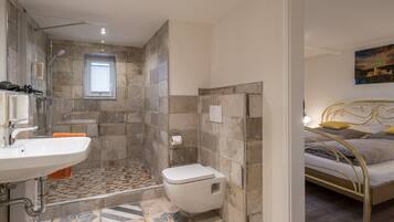 Junior-Apartment | Badezimmer | Dusche, kostenlose Toilettenartikel, Haartrockner, Seife