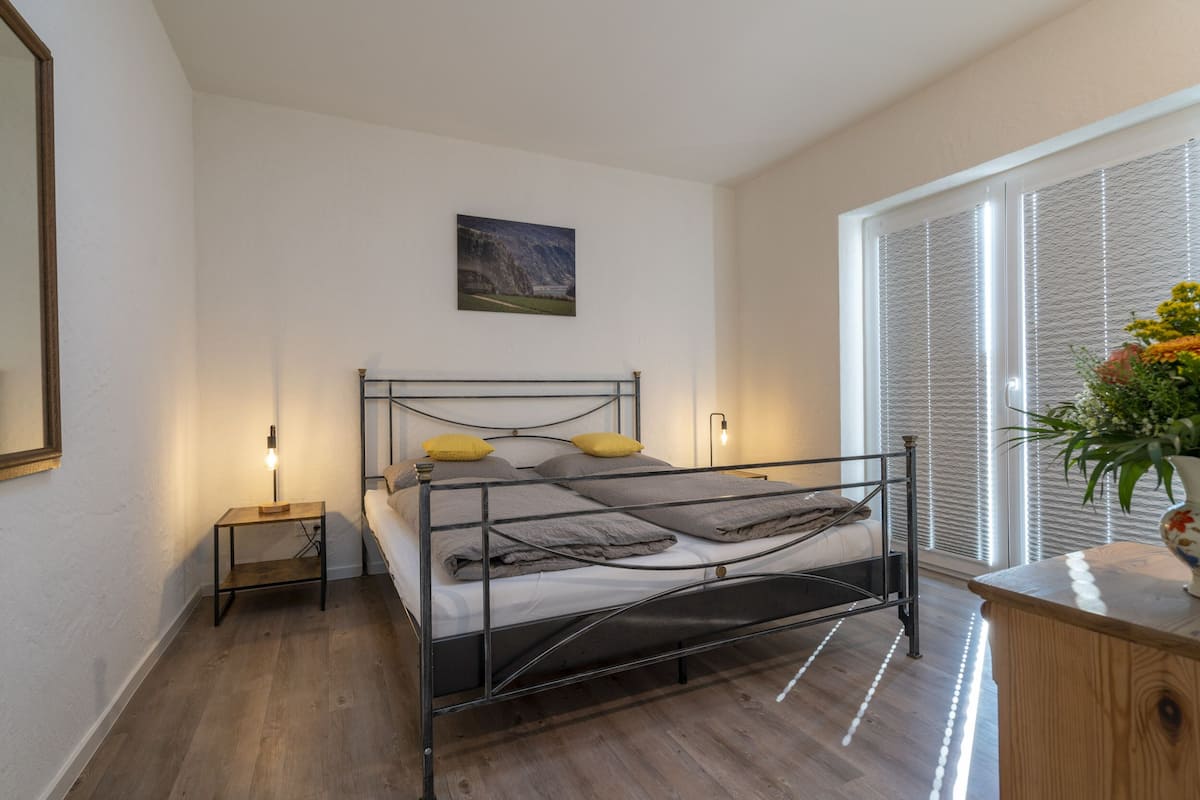 Design Apartment | Premium bedding, laptop workspace, blackout drapes, soundproofing