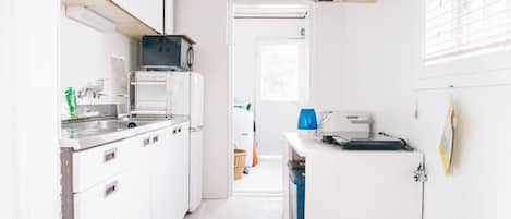 Refrigerador, microondas, parrilla de estufa y utensilios de cocina
