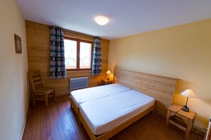 2 chambres, fer et planche à repasser