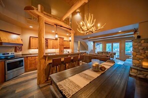 Fridge, microwave, oven, stovetop - Beautiful Mountain Modern Home, 4Bedroom, Spa (Whitefish)