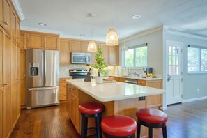 Een koelkast, een microgolfoven, een oven, een kookplaat