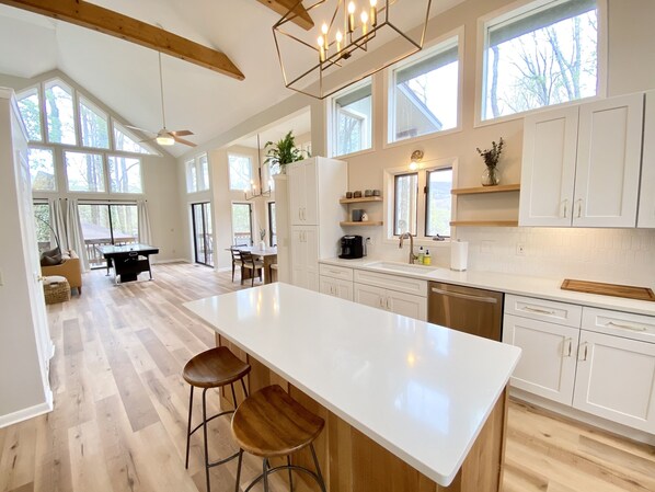 Fridge, microwave, oven, stovetop - Enjoy Luxury & Games With A View (Maggie Valley)