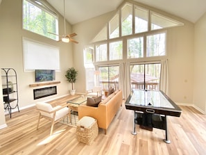 TV connectée, cheminée, jeux vidéo, table de tennis de table