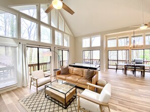 Smart TV, fireplace, video games, table tennis - Enjoy Luxury & Games With A View (Maggie Valley)