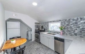 Réfrigérateur, four à micro-ondes, un four, surface de cuisson