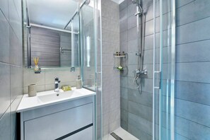 Villa | Bathroom | Shower, hair dryer, towels