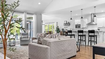 Smart TV, chimenea, reproductor de DVD y tenis de mesa