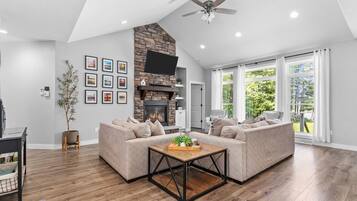 Smart TV, chimenea, reproductor de DVD y tenis de mesa