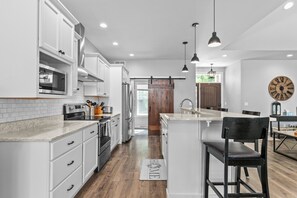 Frigorífico, microondas, horno y placa de cocina