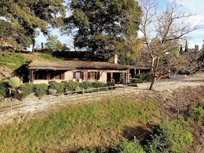 Exterior - Romantic Hideaway with Spectacular Views, Pool, and Wood-Fired Hot Tub. (Civitella d'Agliano)