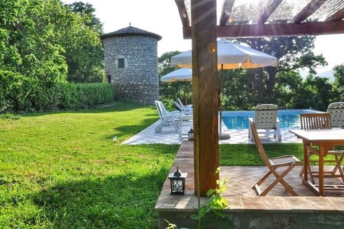 Romantic Hideaway with Spectacular Views, Pool, and Wood-Fired Hot Tub.