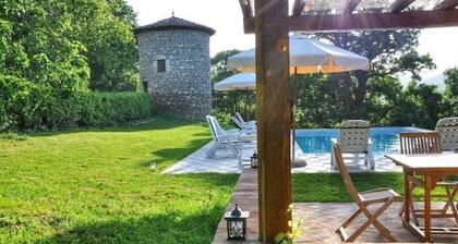 Romantic Hideaway with Spectacular Views, Pool, and Wood-Fired Hot Tub.