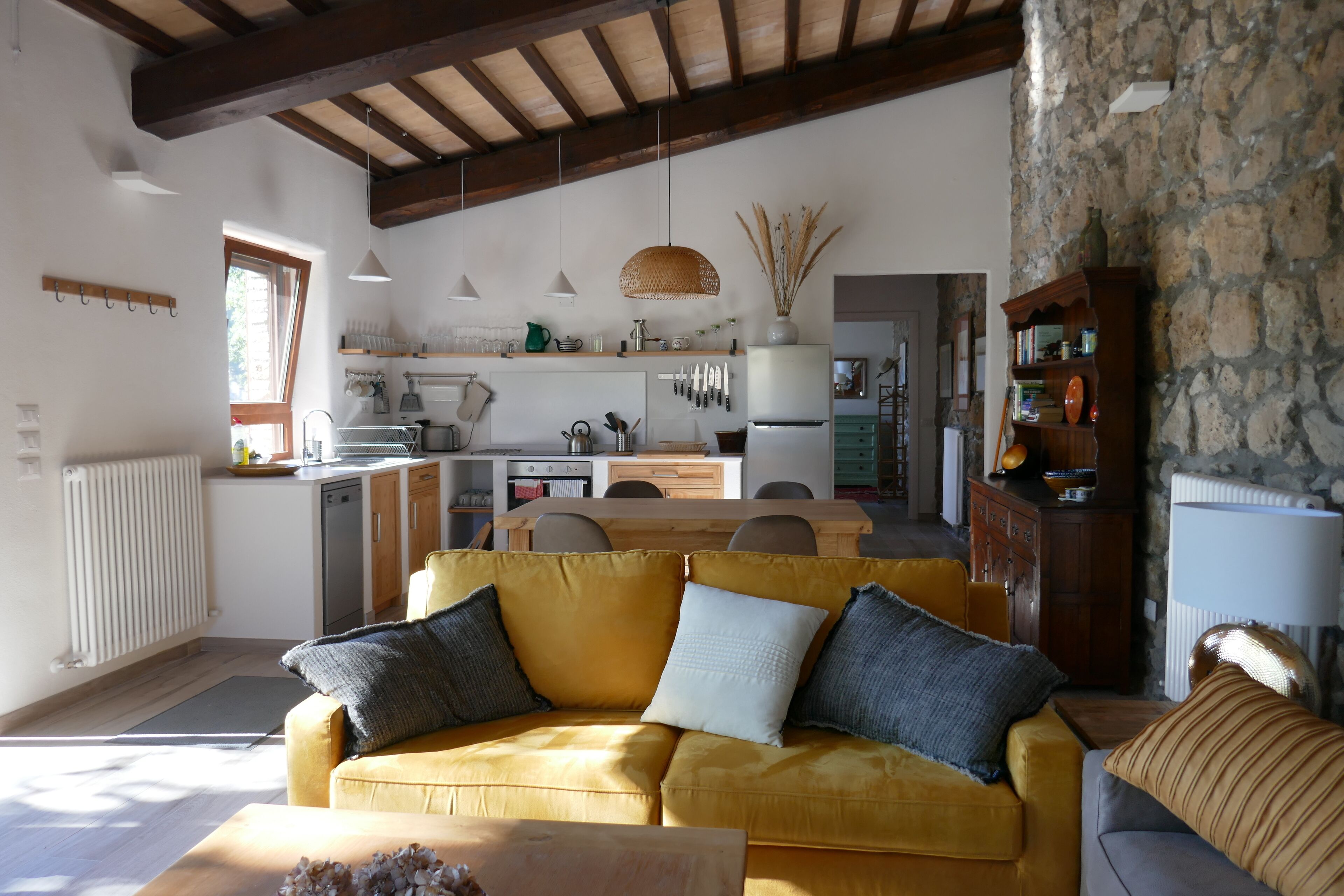 Smart TV, lettore DVD, tavolo da ping pong, libri