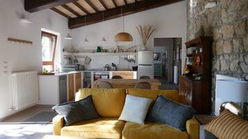 Smart TV, lettore DVD, tavolo da ping pong, libri
