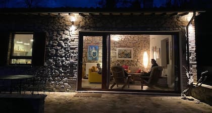 Romantic Hideaway with Spectacular Views, Pool, and Wood-Fired Hot Tub.